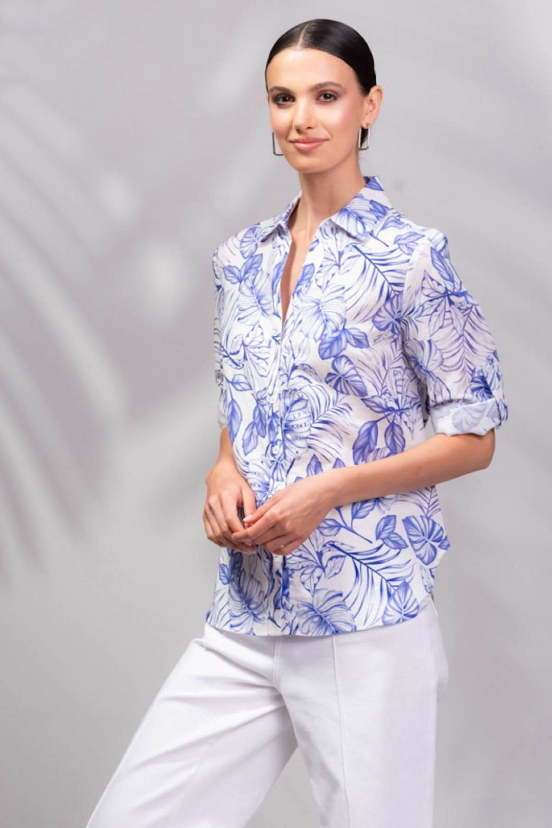 Chemise en lin légère à imprimé feuillage, manches retroussables, look estival et élégant.