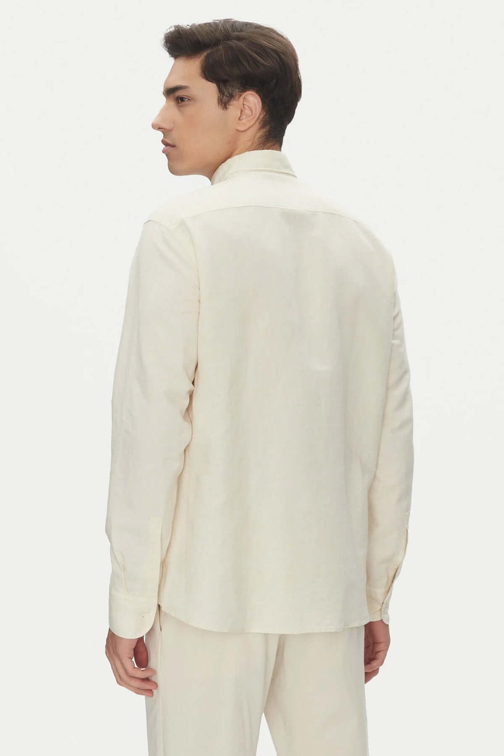 Chemise en lin et coton BOSS, coupe droite et col Kent, idéale pour l'été, vue arrière.