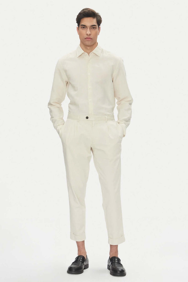 Chemise en lin et coton légère et élégante, portée avec un pantalon chino, idéale pour l&