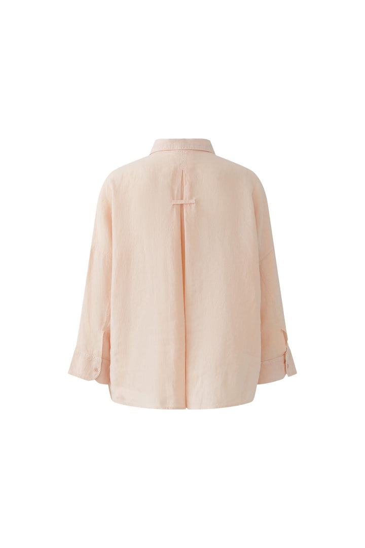 Vue arrière de la chemise fluide à manches longues, couleur pastel, avec col classique et tissu léger élégant.