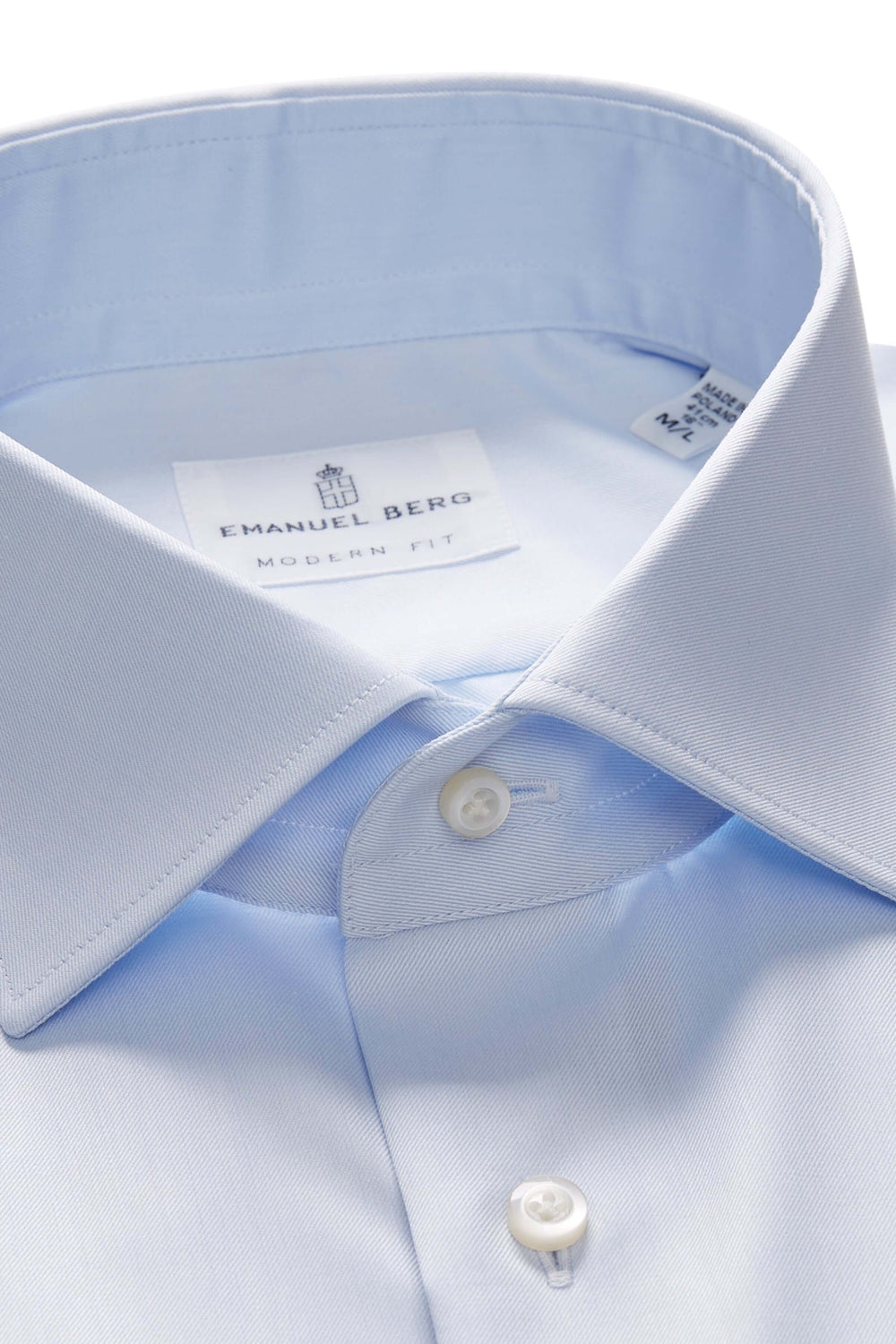 Chemise habillée bleu clair avec col structuré et étiquette Emanuel Berg, conçue pour élégance et confort.