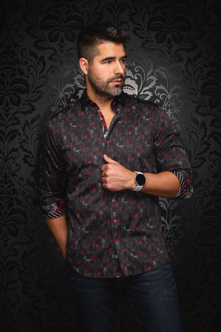 Homme portant une Chemise à imprimé Metropolis avec un imprimé graphique et une coupe ajustée élégante devant un fond décoratif.