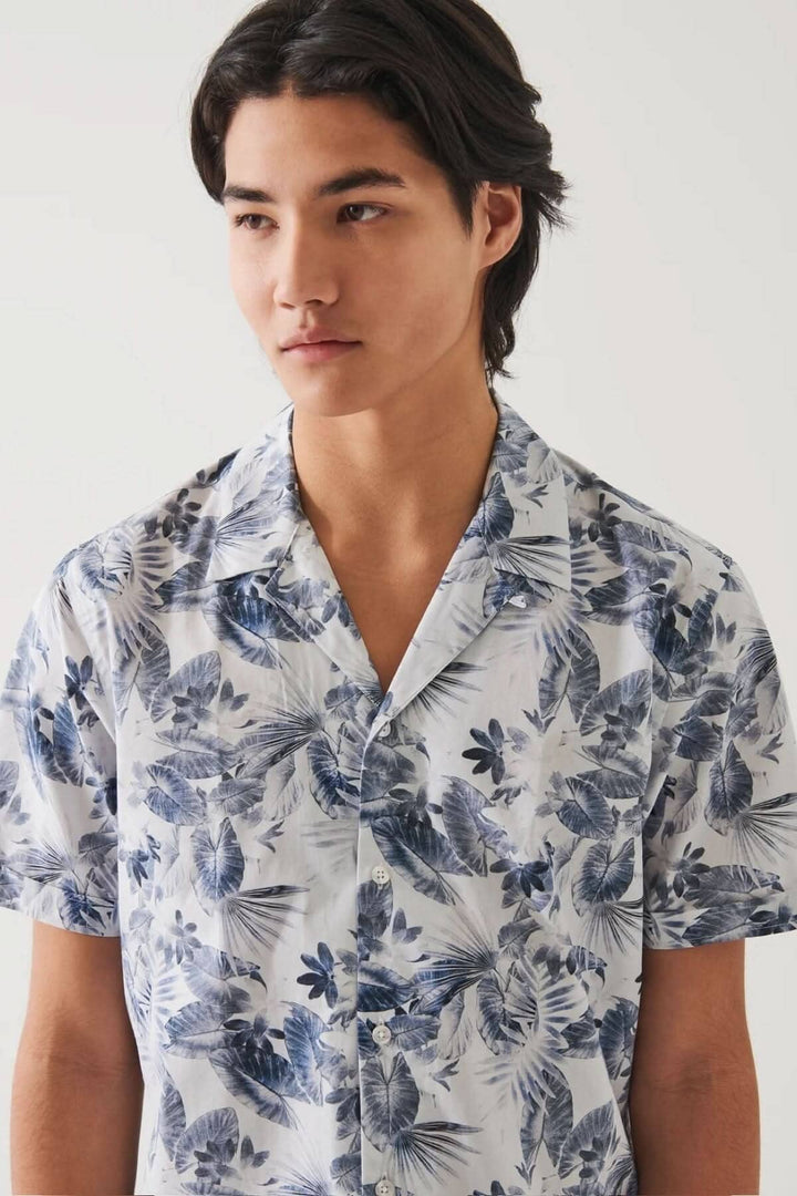 Chemise à manches courtes en coton avec imprimé de feuilles tropicales, idéale pour les mois d&