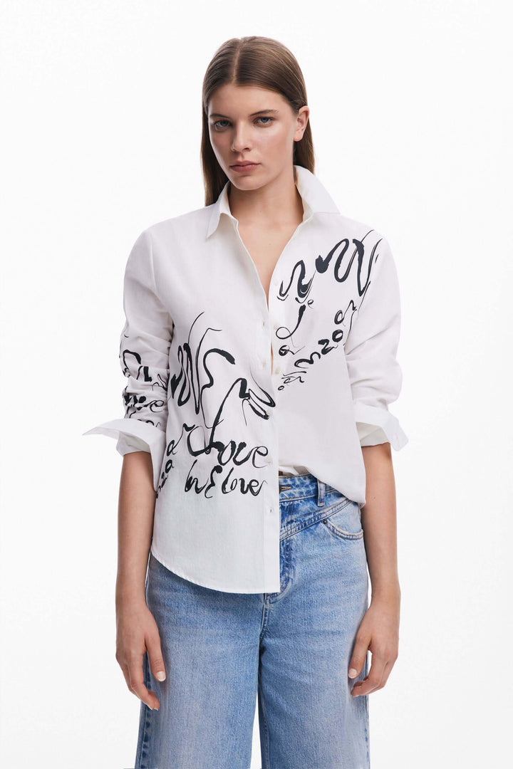 Chemise imprimée lettres à l'encre, col classique, manches longues, style moderne et sophistiqué, look chic ou décontracté.
