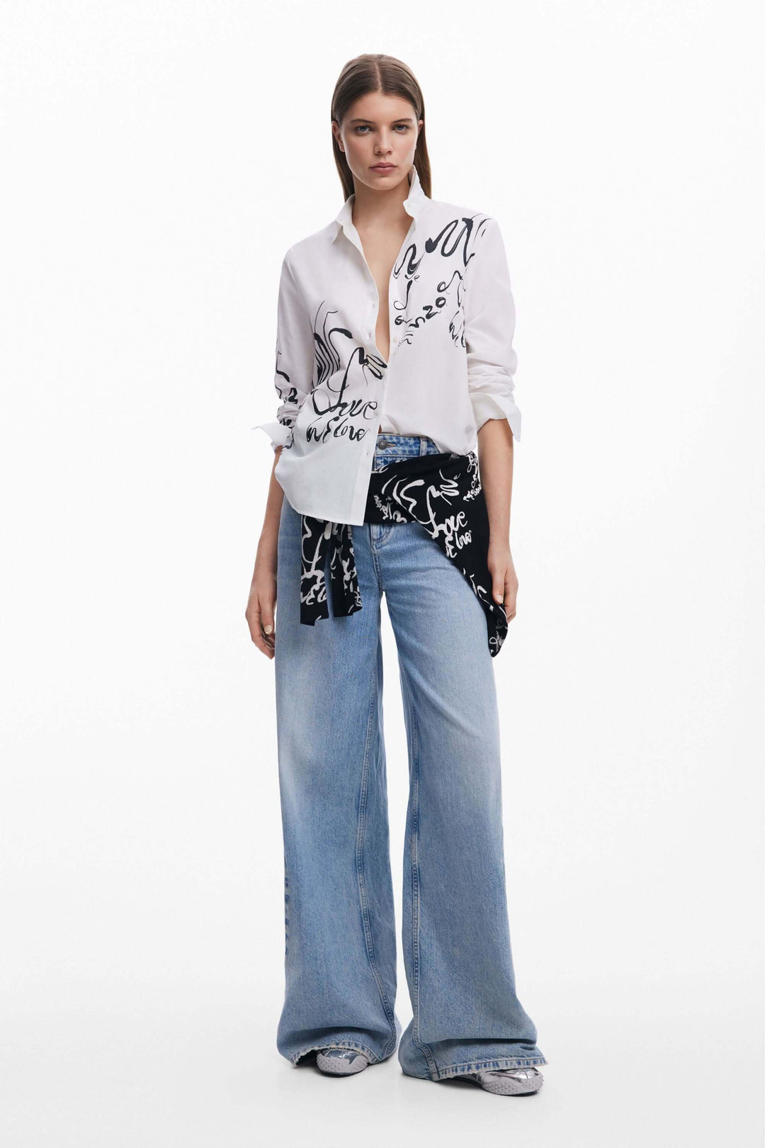 Chemise imprimé lettres à l'encre avec pantalon large, style moderne et chic.