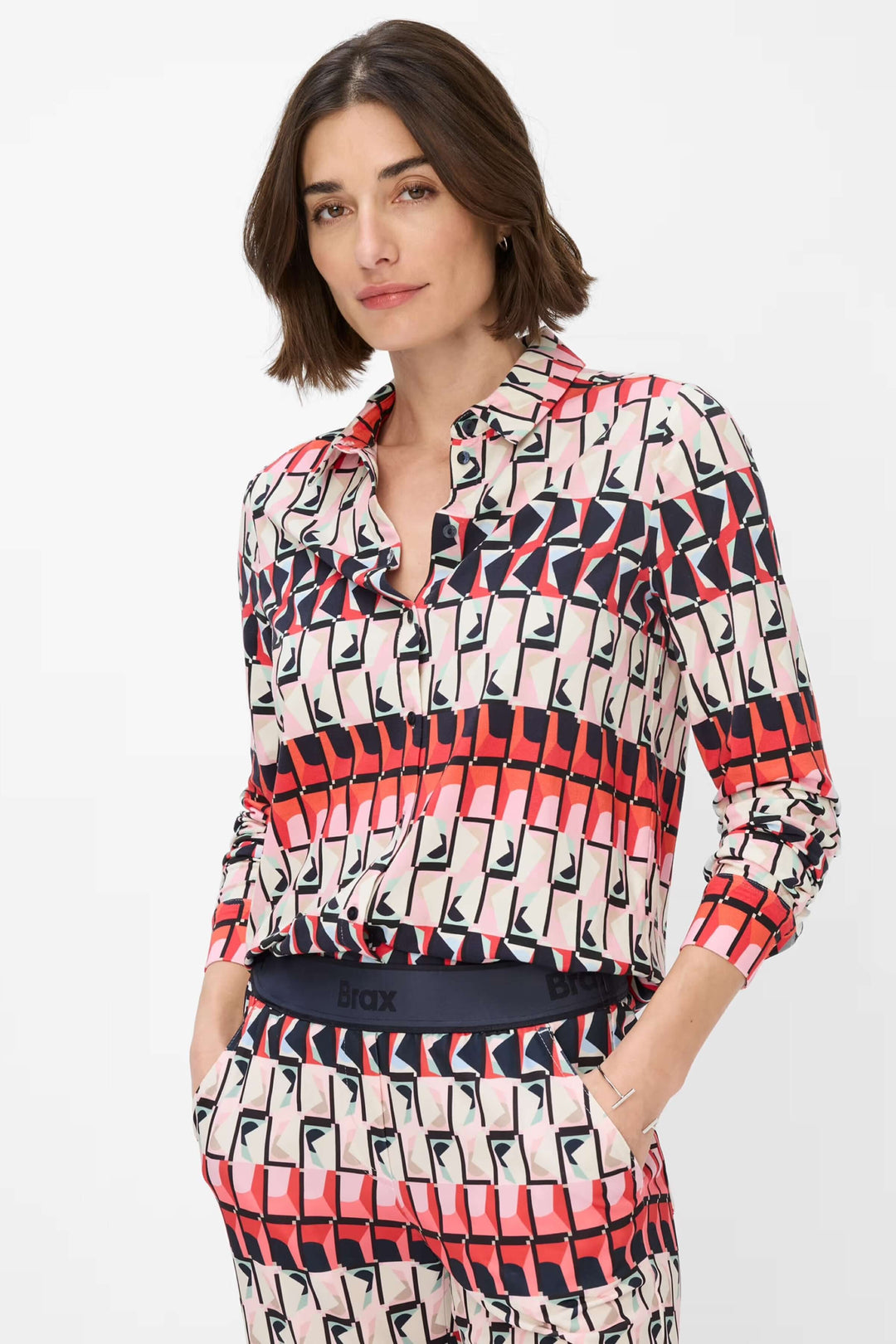Chemise imprimée géométrique Celina, coupe féminine, tissu fluide, motif audacieux, élégance décontractée.