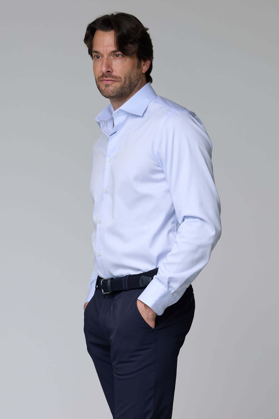 Chemise infroissable de base, manches longues, finition satinée, coupe ajustée, homme élégant.