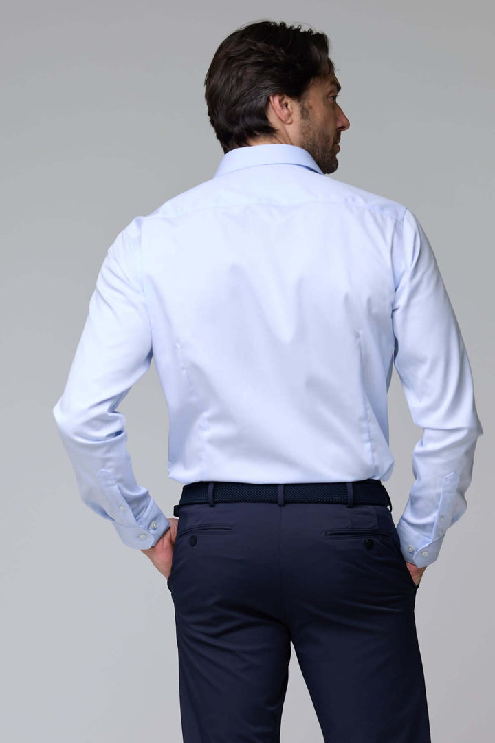 Chemise infroissable de base à manches longues avec finition satinée et coupe ajustée, vue arrière sur mannequin.