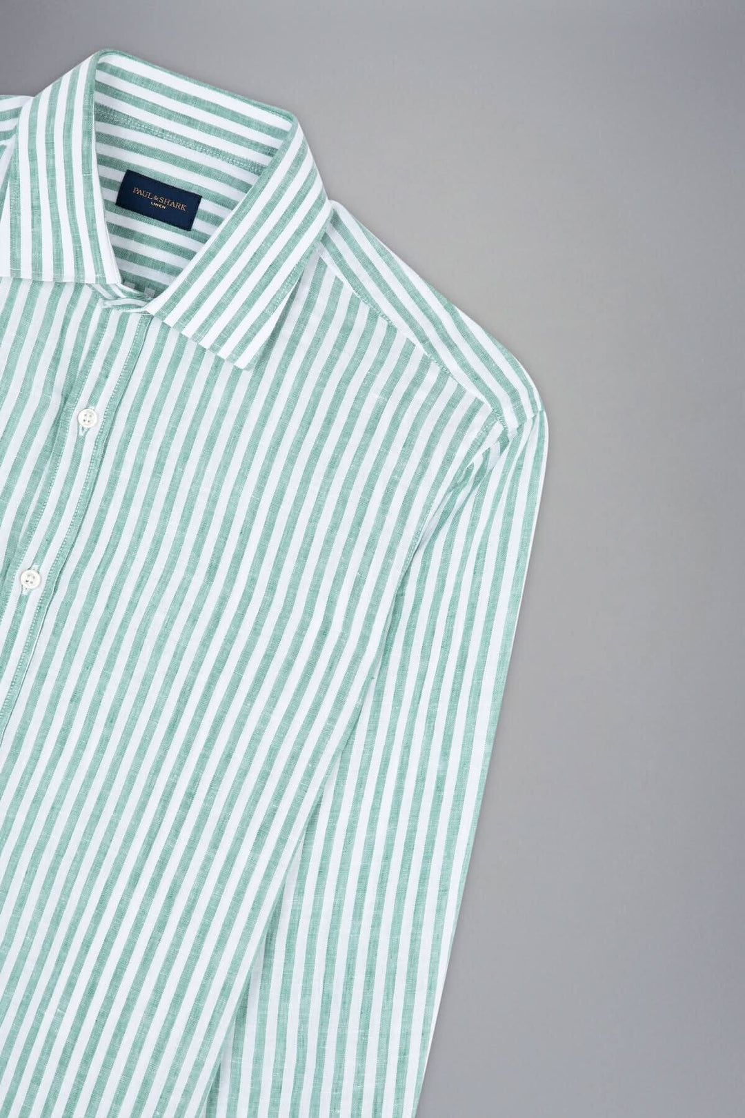 Chemise lignée en lin italien, légèreté et confort avec un motif rayé vert et blanc.