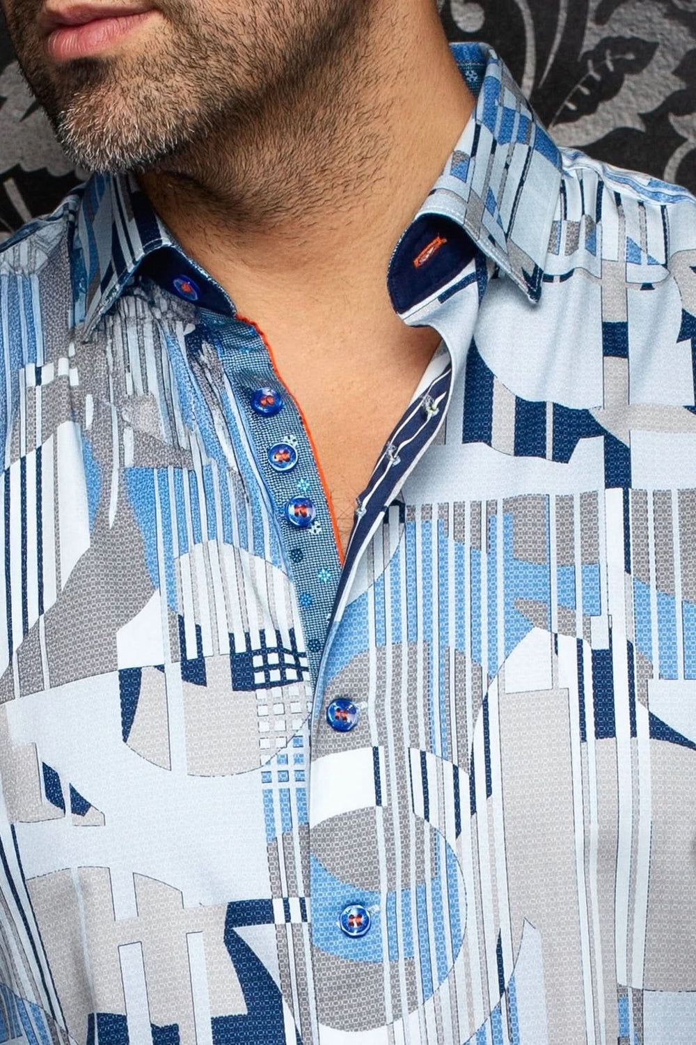Homme portant une Chemise à manches longues LAJEDO avec imprimé graphique moderne, coupe ajustée, col classique structuré.