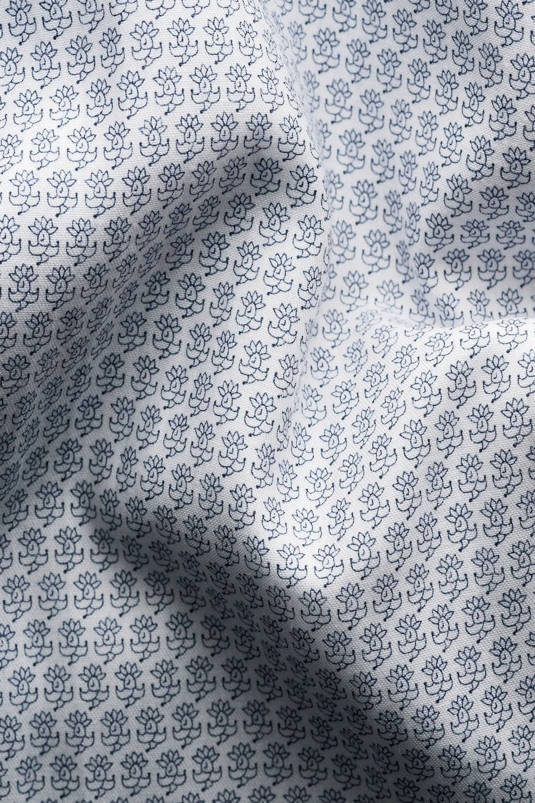 Motif de joker en microimpression sur tissu en coton, délicat et élégant, pour chemise habillée.