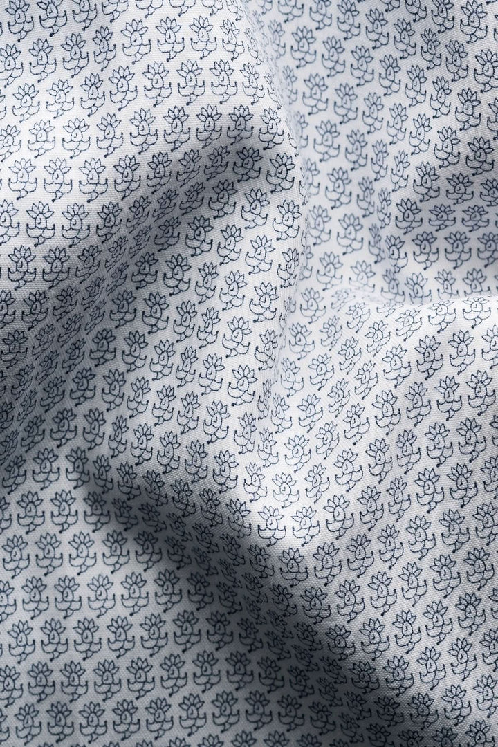 Motif de joker en microimpression sur tissu en coton, délicat et élégant, pour chemise habillée.