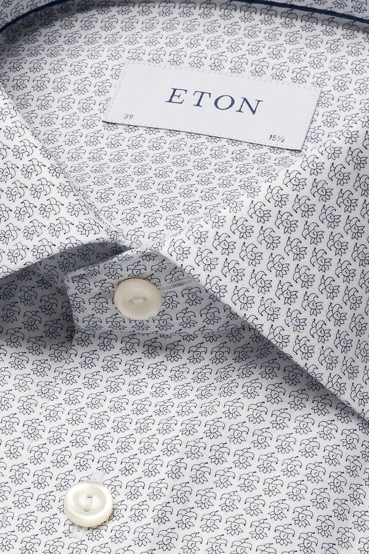 Chemise Eton en coton avec motif microimprimé de joker et boutons en nacre, vue détaillée du col.