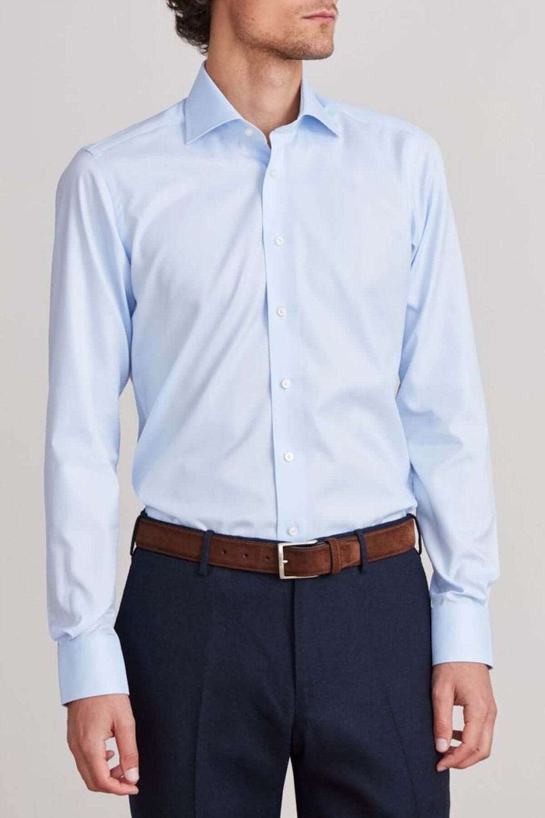 Chemise moderne bleu clair avec col classique, élégante pour occasions habillées et bureau.