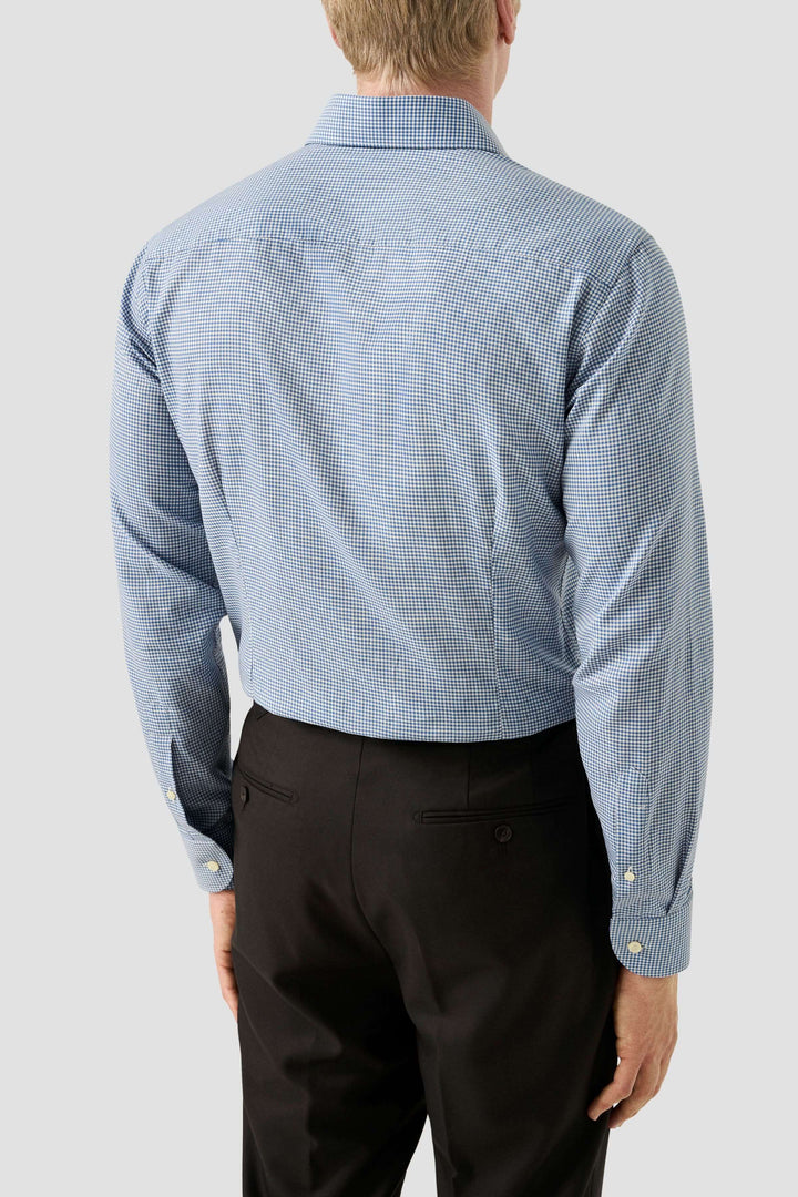 Chemise motif carreaux ajustée en bleu avec col classique ouvert et boutons nacrés, vue de dos. Parfait pour un style professionnel.
