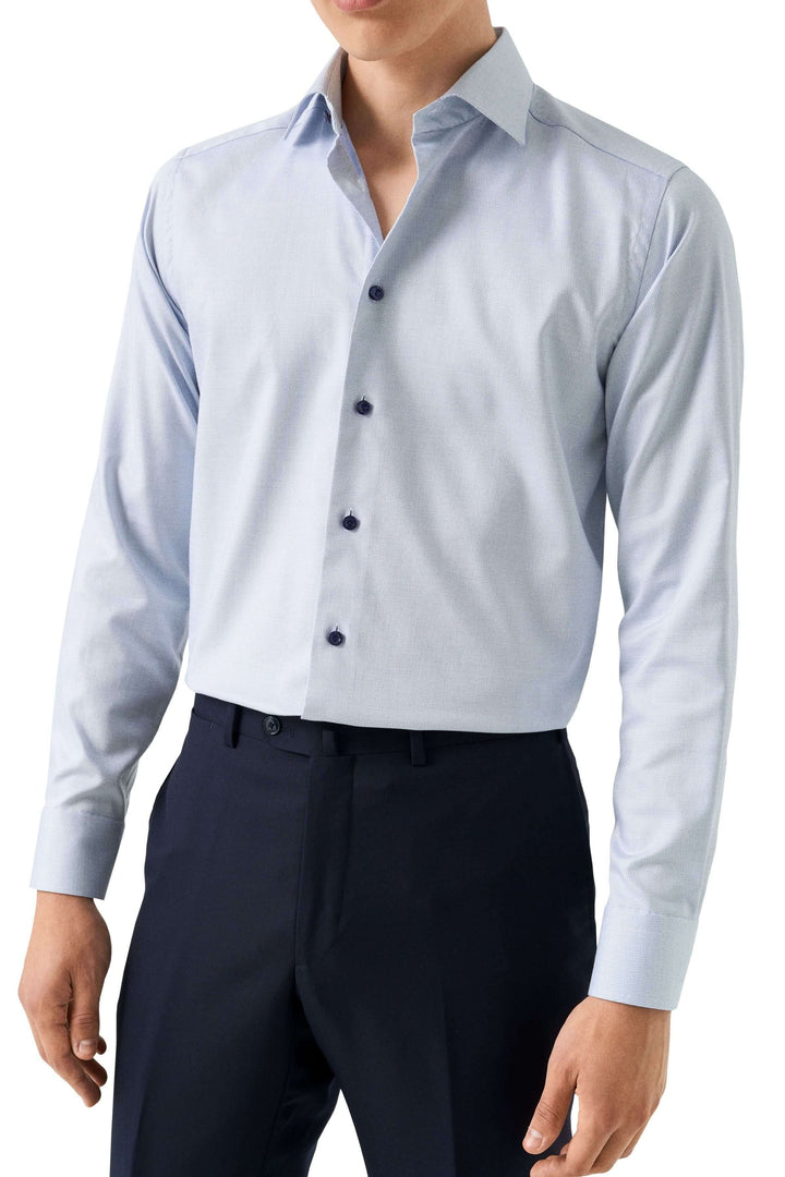 Homme portant une chemise motif discret moderne avec col ouvert, idéal pour les occasions professionnelles et spéciales.