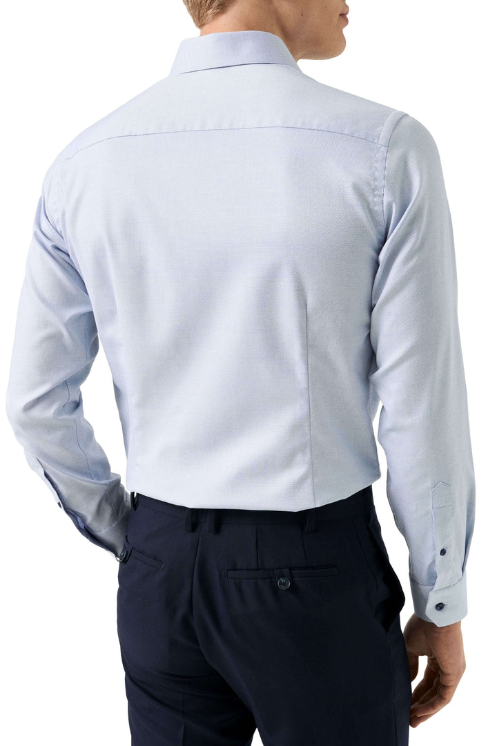 Homme portant une chemise motif discret avec col ouvert et coupe ajustée vue de dos.