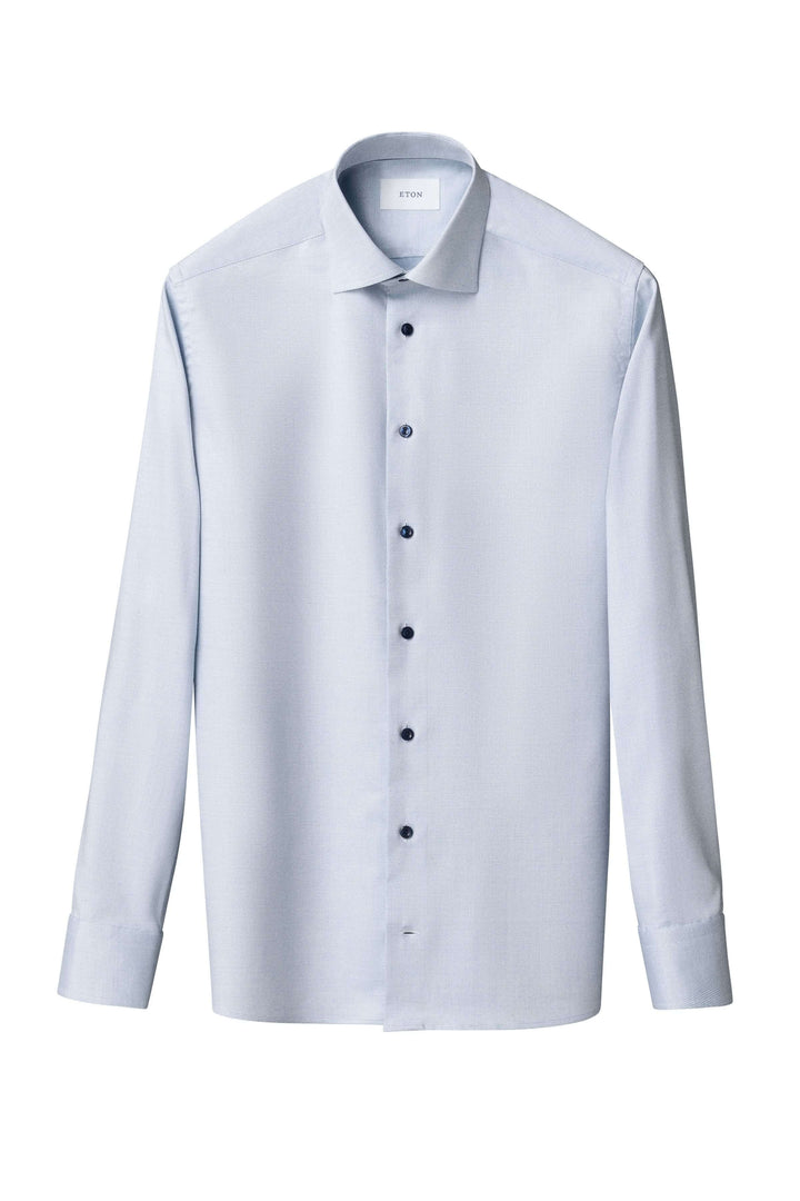 Chemise motif discret élégante et moderne avec col ouvert et coupe ajustée, idéale pour un look professionnel ou chic.