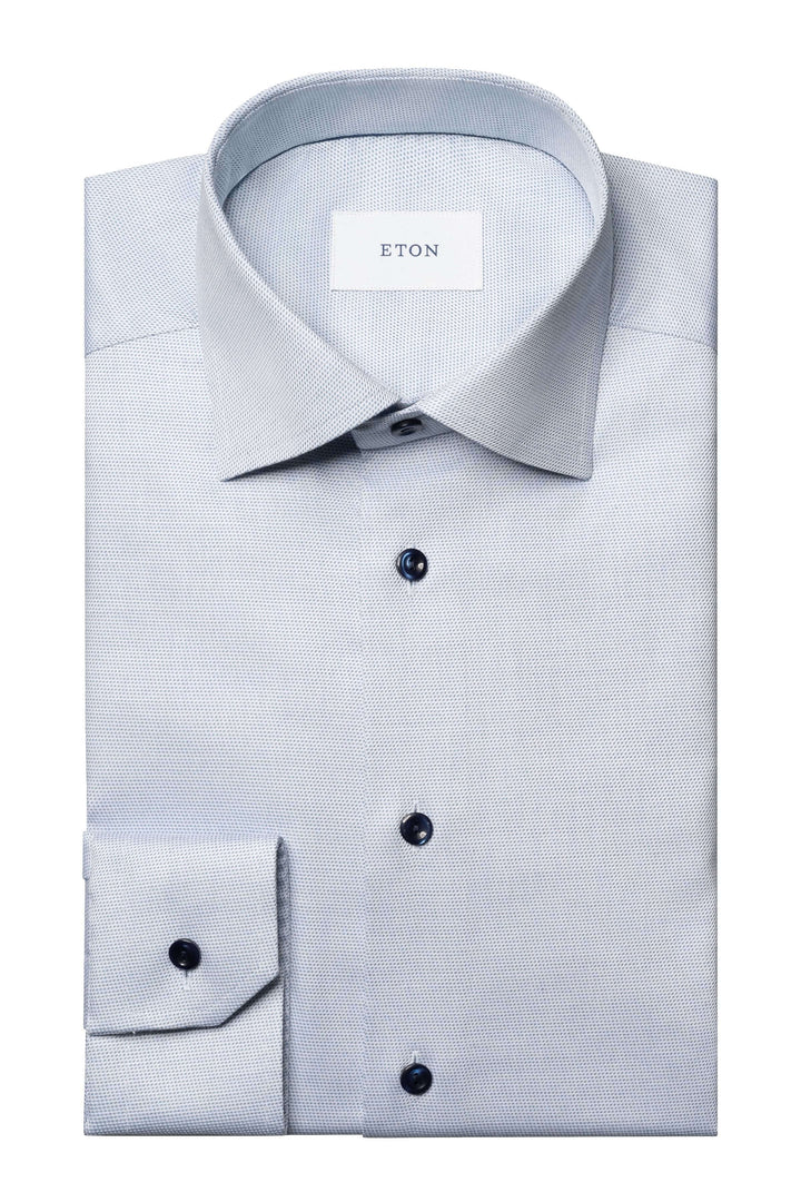 Chemise motif discret avec col ouvert et coupe ajustée, élégante et confortable, idéale pour journées professionnelles ou occasions spéciales.