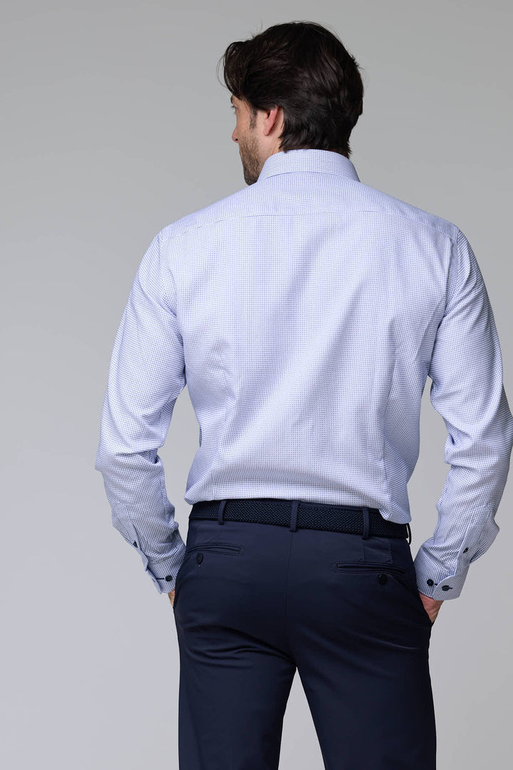 Homme portant une chemise à motif géométrique avec coupe ajustée et manches longues vues de dos, adapté pour un style moderne.