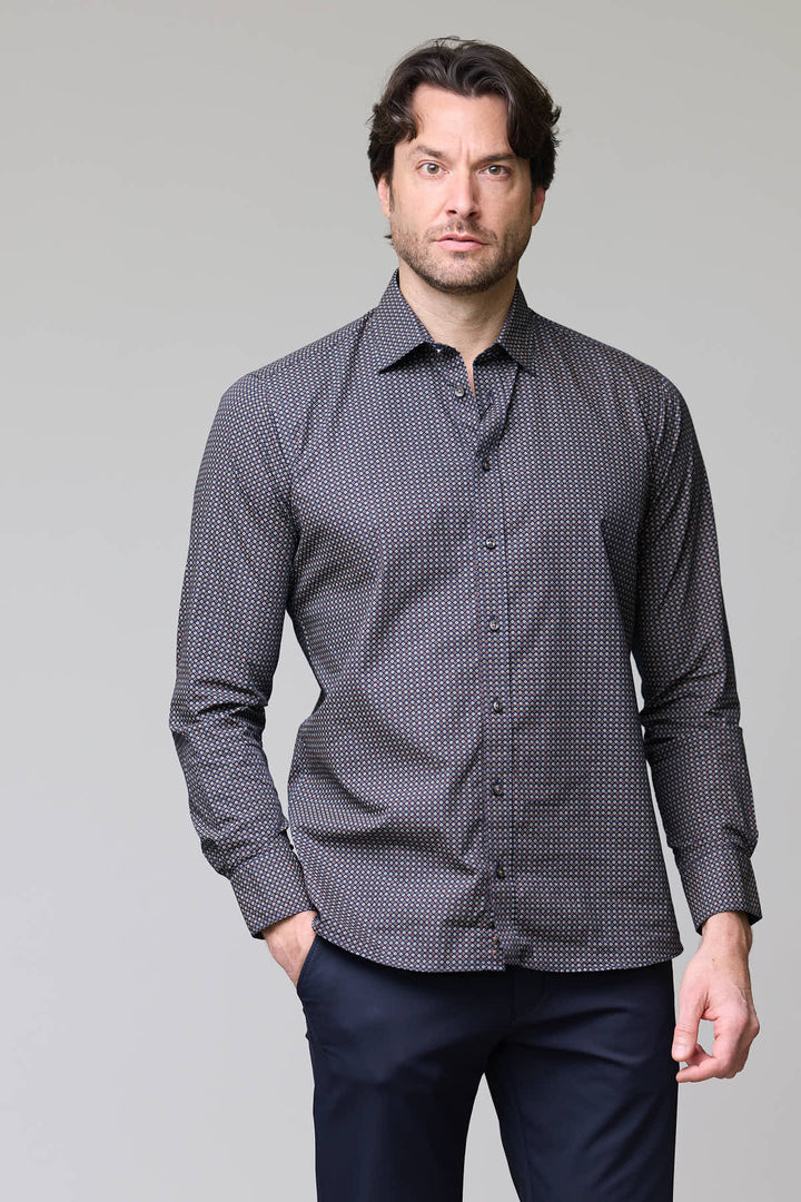 Homme portant une chemise à motif géométrique avec microfleurs, style contemporain et raffiné, col classique et coupe ajustée.