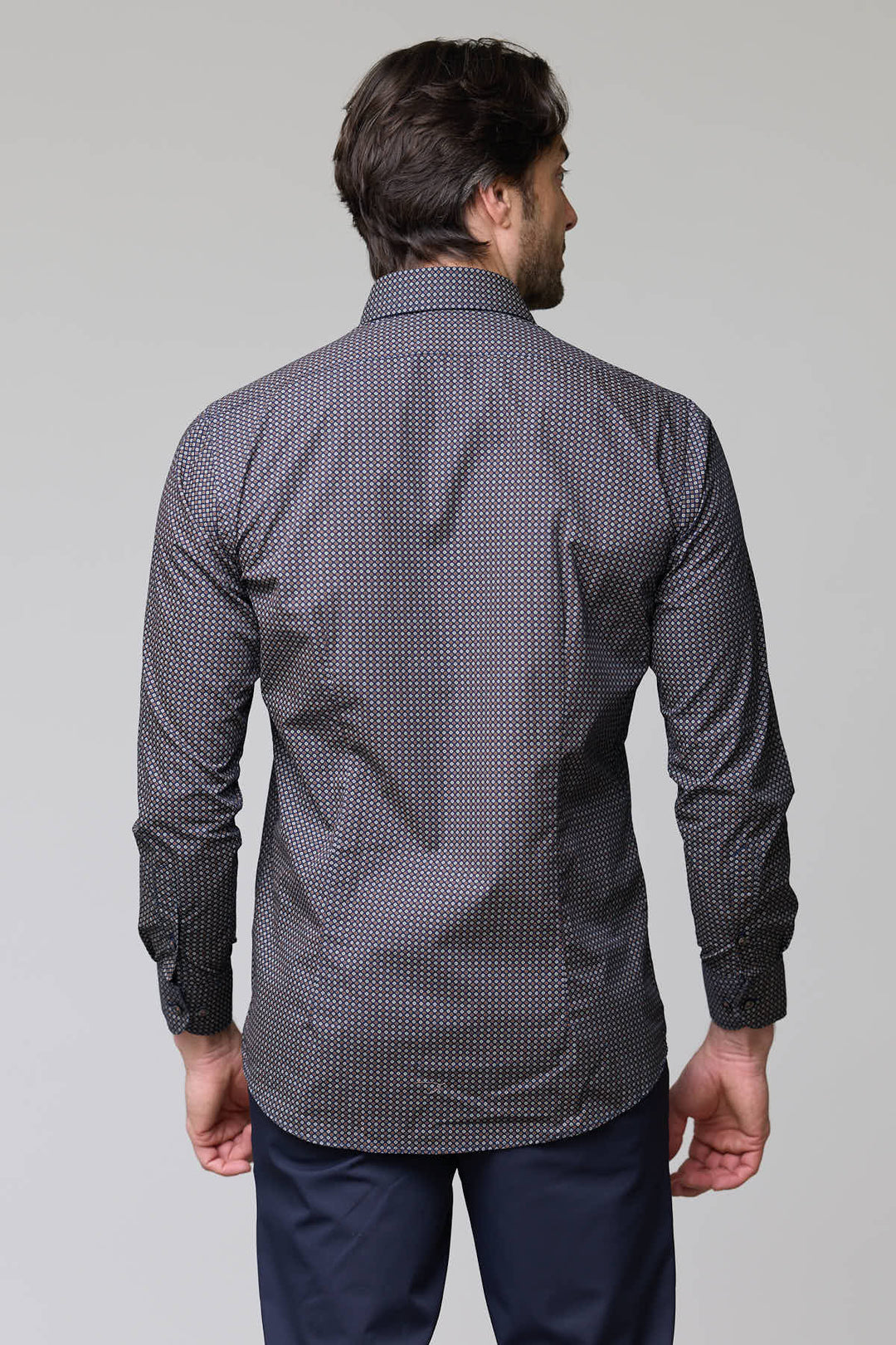 Chemise à motif géométrique microfleurs élégante, vue de dos sur mannequin, pour un style moderne et chic avec col classique.