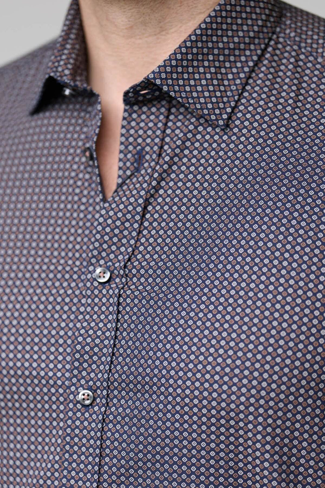 Chemise à motif géométrique avec microfleurs élégantes, coupe ajustée moderne et boutons nacrés, pour un style raffiné et contemporain.