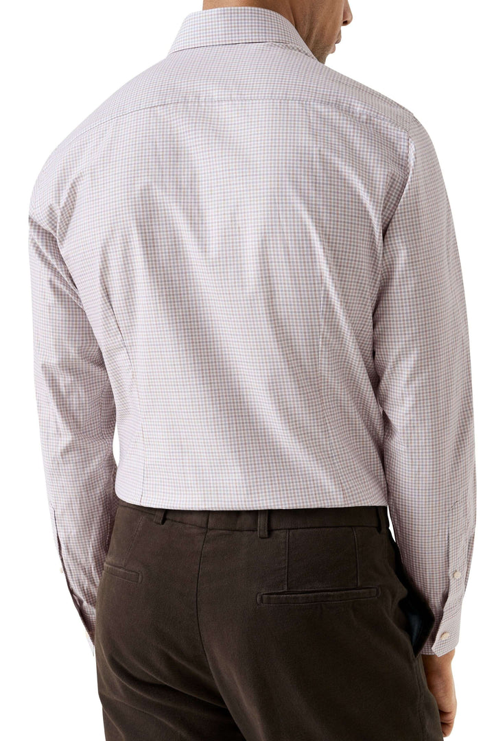 Homme portant une chemise motif micro-carreaux avec coupe ajustée, idéale pour un style bureau ou sorties élégantes.