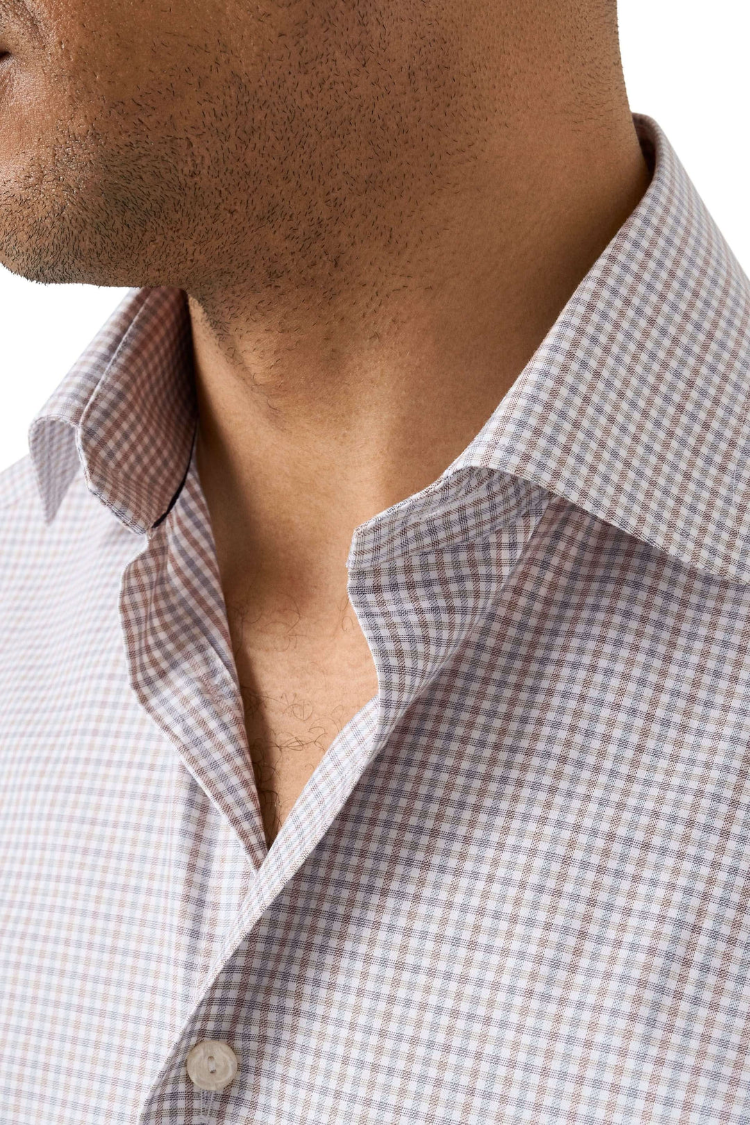 Chemise motif micro-carreaux à col ouvert, idéale pour un style raffiné et moderne, vue sur un homme portant la chemise.
