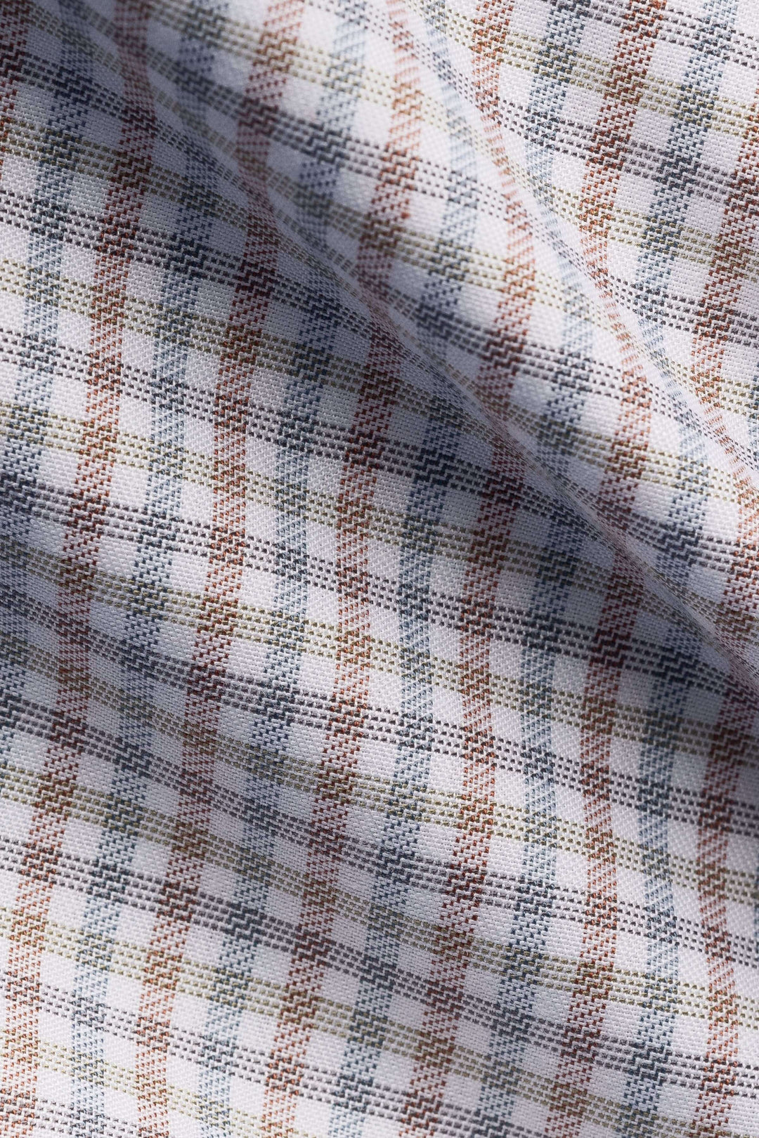 Détail du tissu de chemise motif micro-carreaux, style raffiné et polyvalent, confortable pour bureau et sorties élégantes.