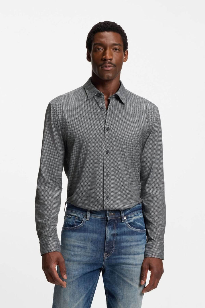 Chemise à motif moderne Roan Kent slim fit en tissu flex-weave, portée par un homme. Confortable et raffiné pour un look bureau.
