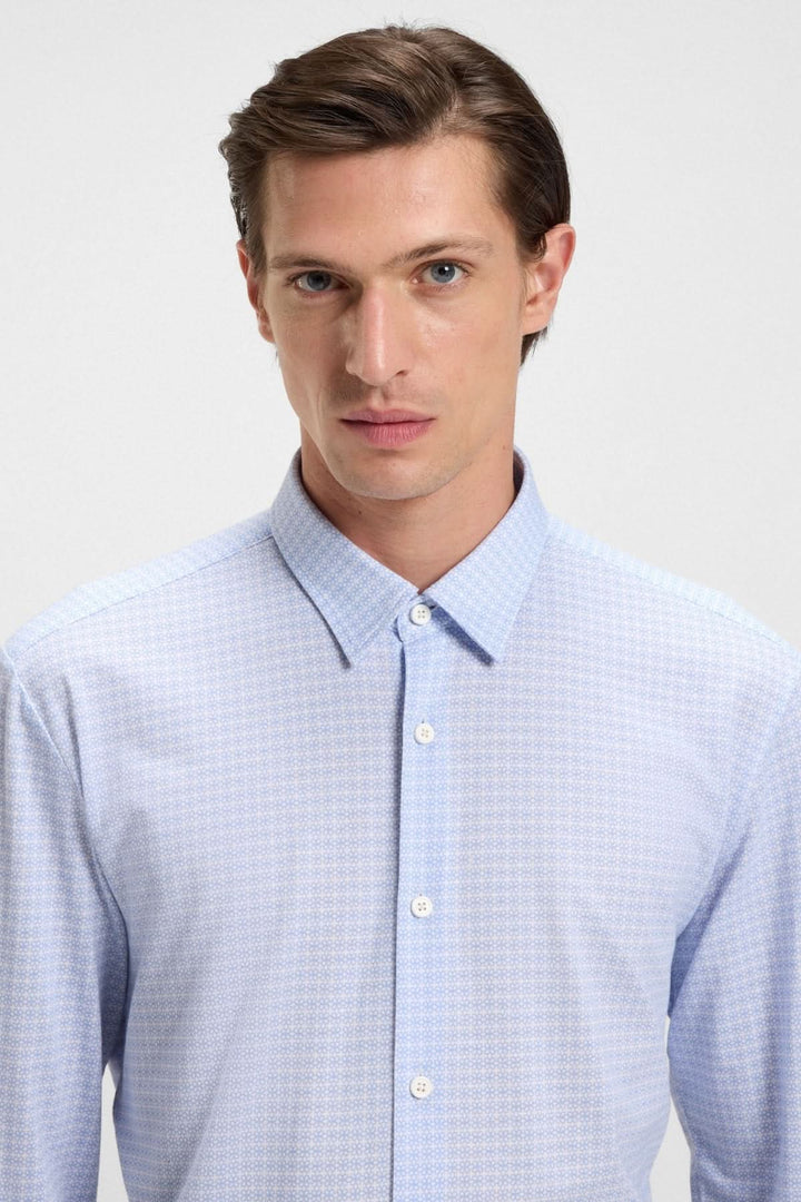 Homme portant la Chemise à motif moderne Roan Kent, coupe ajustée, col Kent classique, tissu flex-weave confortable.
