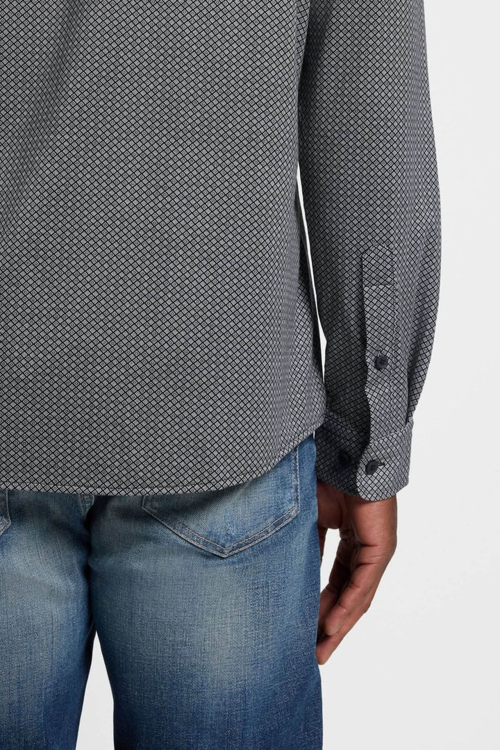 Homme portant une chemise à motif moderne Roan Kent avec manches longues et ajustement slim, vue arrière.