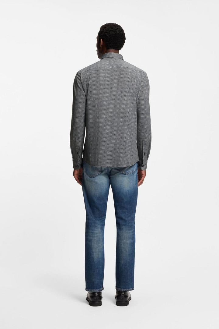 Homme portant une chemise à motif moderne Roan Kent, coupe ajustée, vue de dos, idéale pour un style raffiné et confortable.