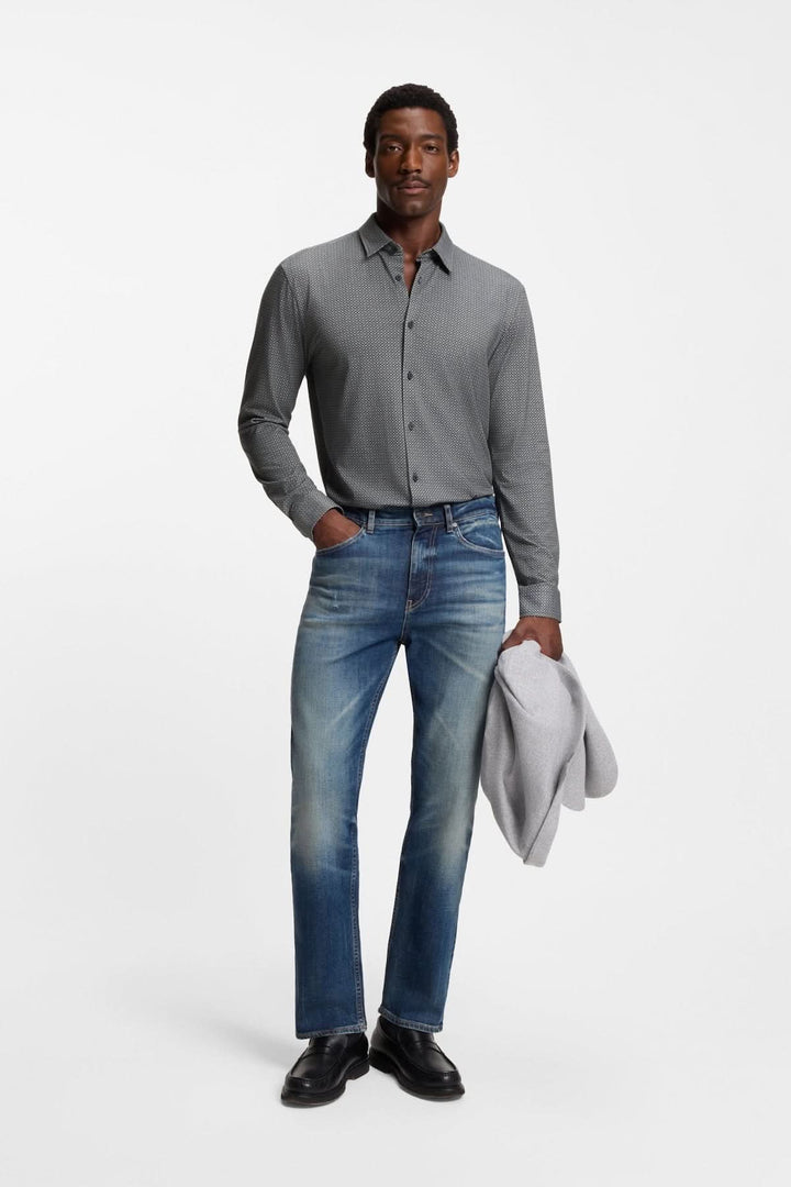 Homme portant une Chemise à motif moderne Roan Kent avec un jean, style élégant et décontracté.