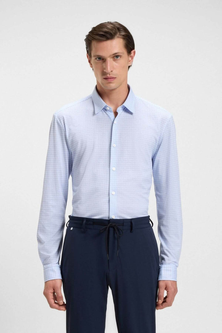 Homme portant la Chemise à motif moderne Roan Kent BOSS, ajustée avec col Kent classique et poignets arrondis, tissu flex-weave, bleu.