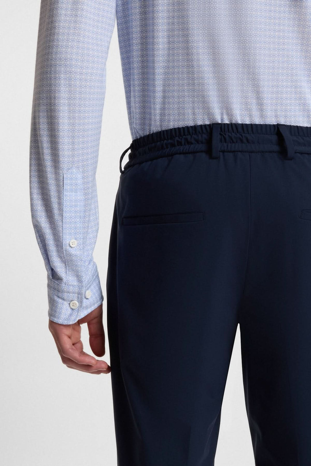 Dos de la chemise à motif moderne Roan Kent en tissu flex-weave, manches longues et boutons blancs, portée avec un pantalon sombre.