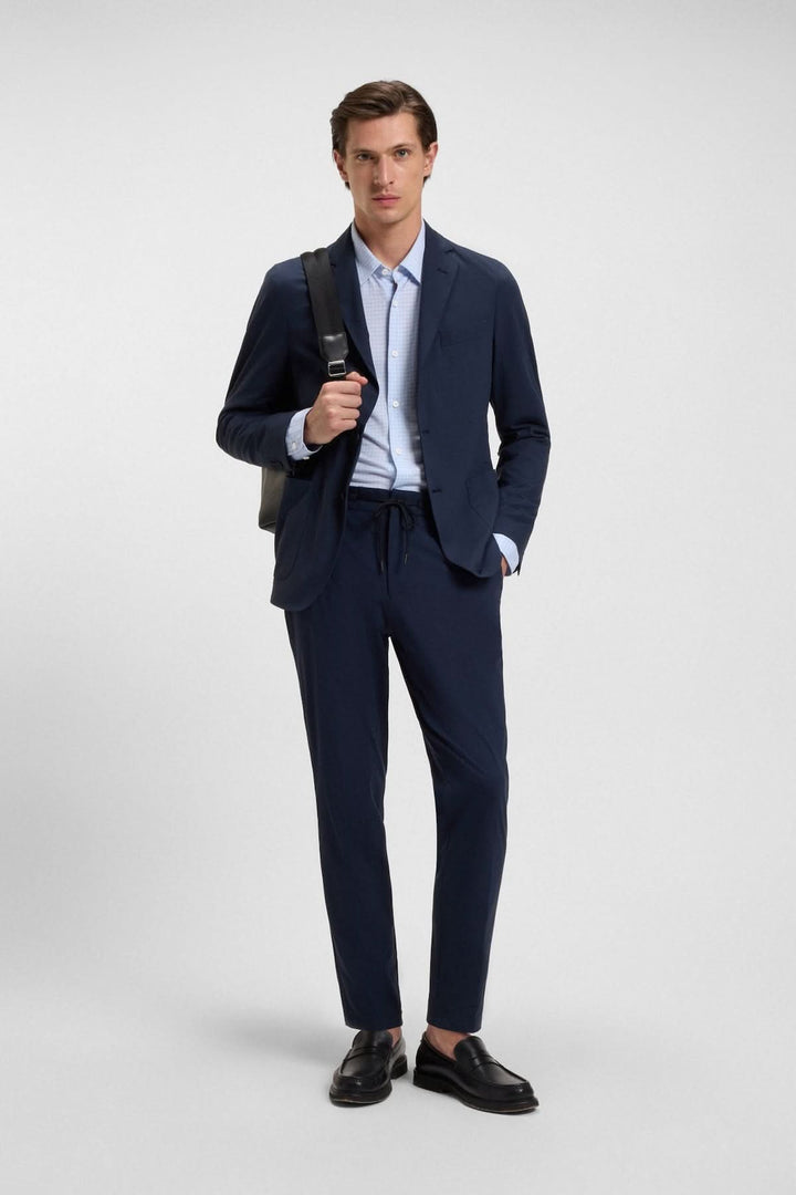 Homme portant une Chemise à motif moderne Roan Kent avec un costume bleu, parfait pour un look raffiné et professionnel au bureau.