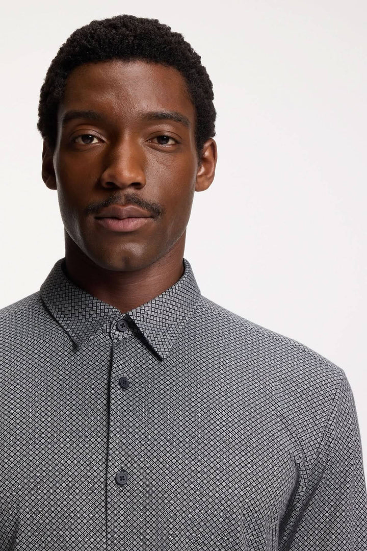 Homme portant la Chemise à motif moderne Roan Kent avec col Kent classique et coupe ajustée, style raffiné et moderne.