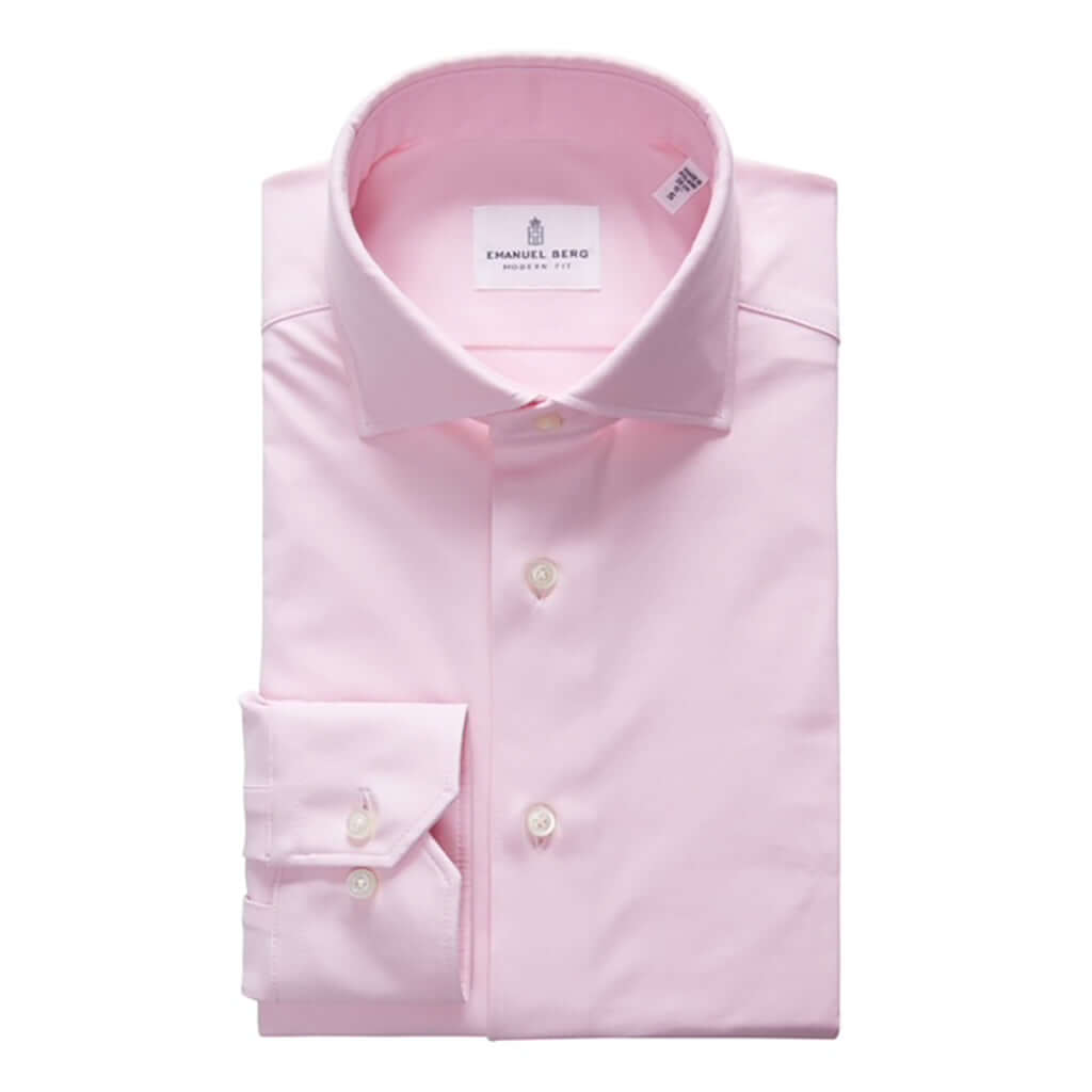 Chemise rose à col classique, finition soignée, boutons assortis, élégante et moderne pour un look chic.
