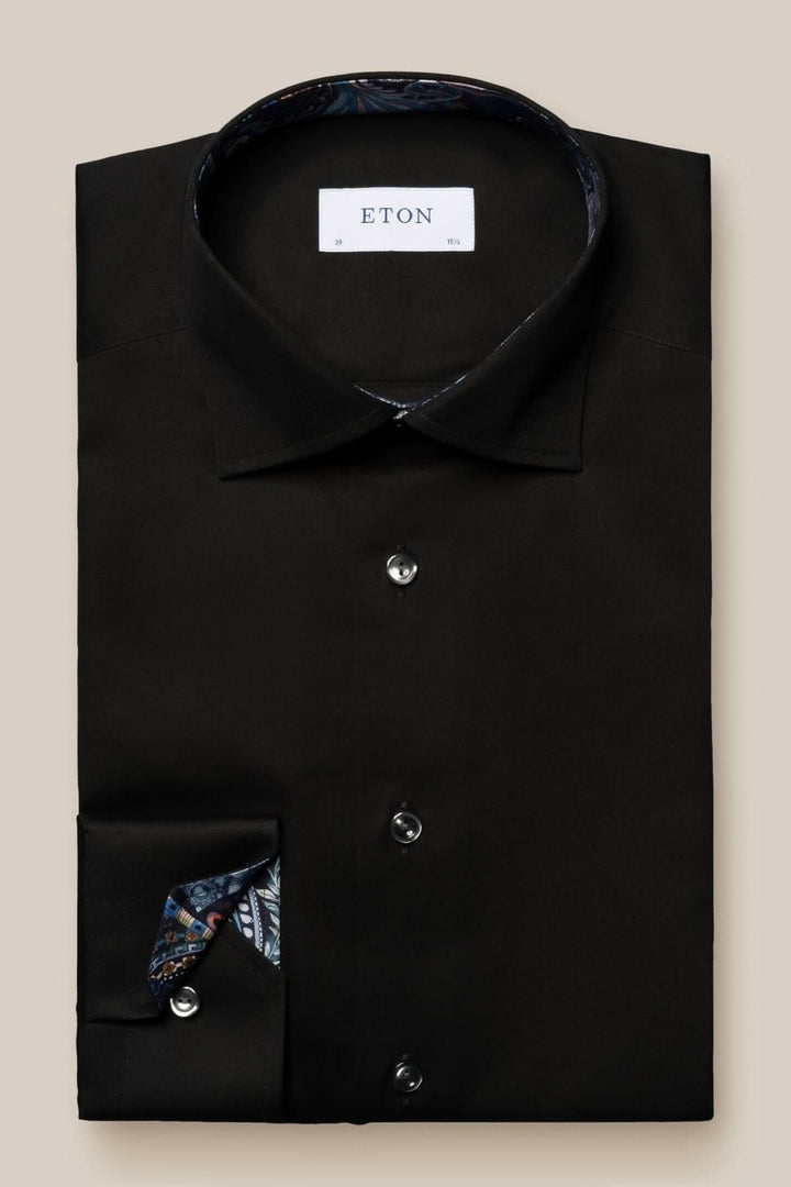 Chemise noire Eton avec imprimé géométrique subtile à l'intérieur du col et des poignets.