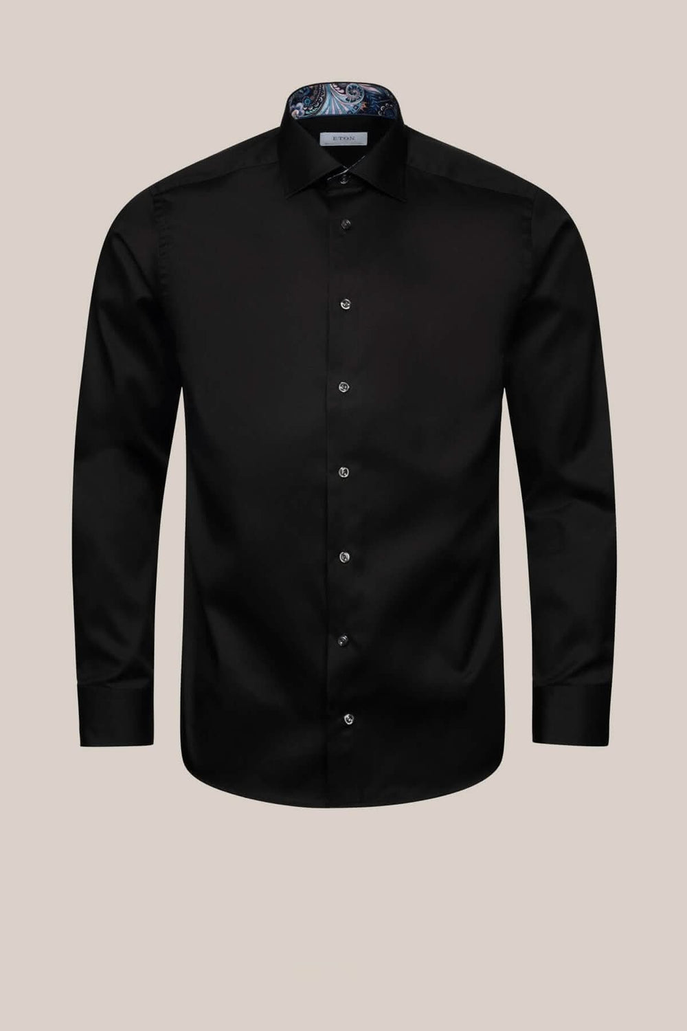 Chemise noire Eton en Twill Signature avec imprimé géométrique au col et poignets, boutons bleus contrastants.