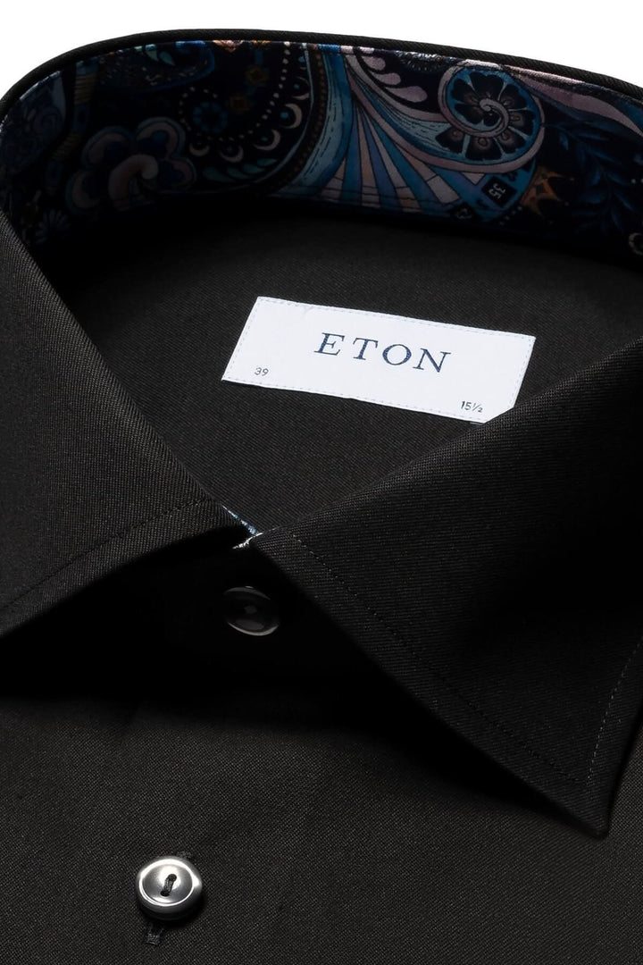 Chemise noire Eton avec col géométrique et boutons contrastants, élégante et anti-froissement.