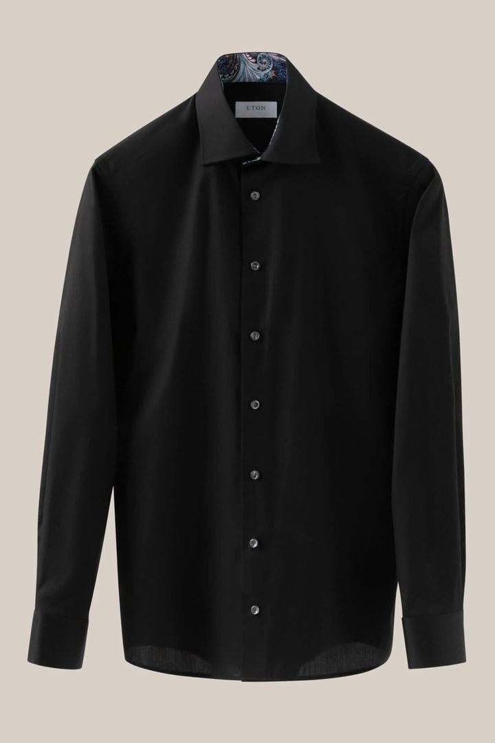 Chemise noire Eton avec imprimé géométrique discret à l'intérieur du col et boutons bleu contrastant.