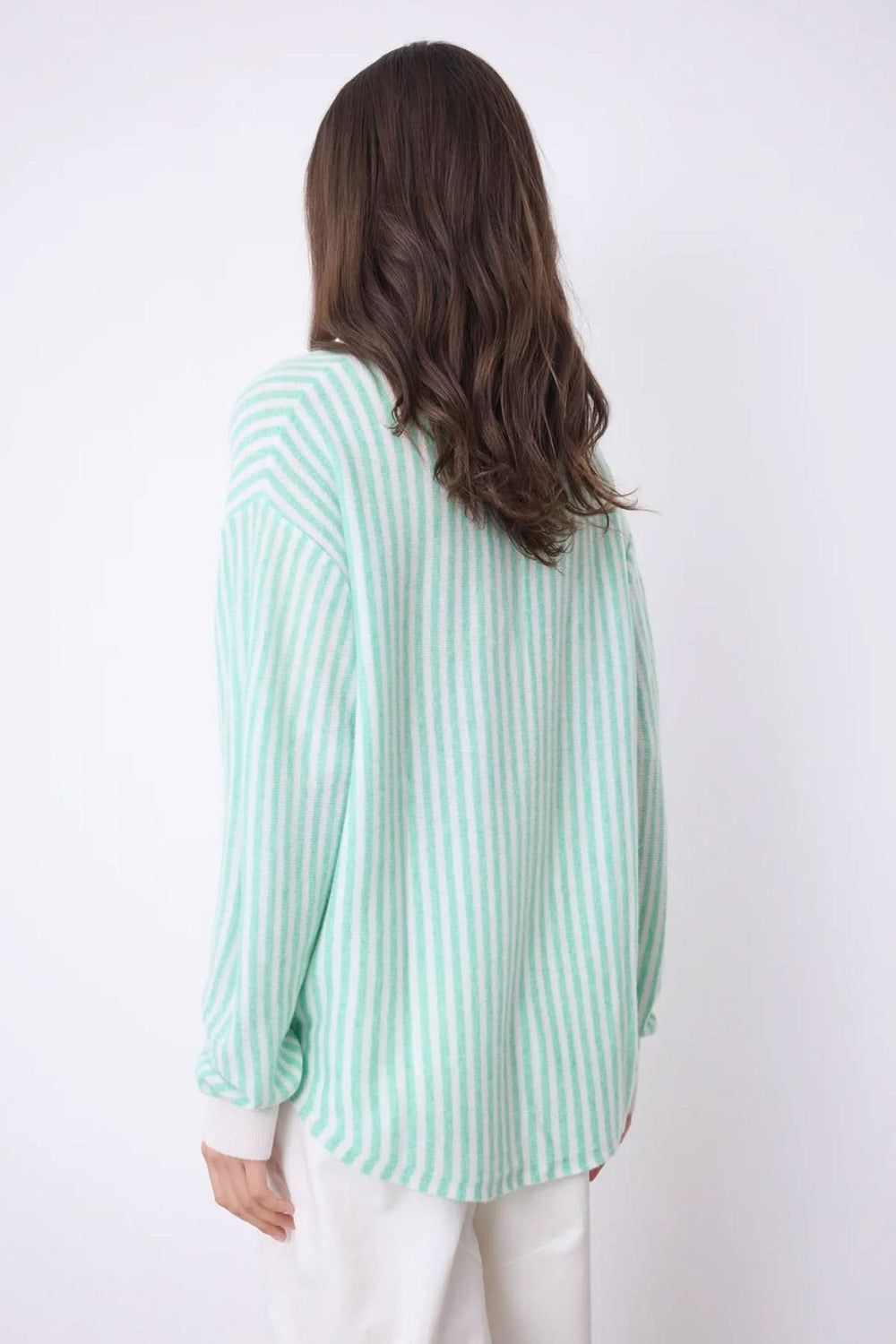Chemise oversize en cachemire à rayures vertes et blanches, vue de dos, avec une silhouette élégante et contemporaine.