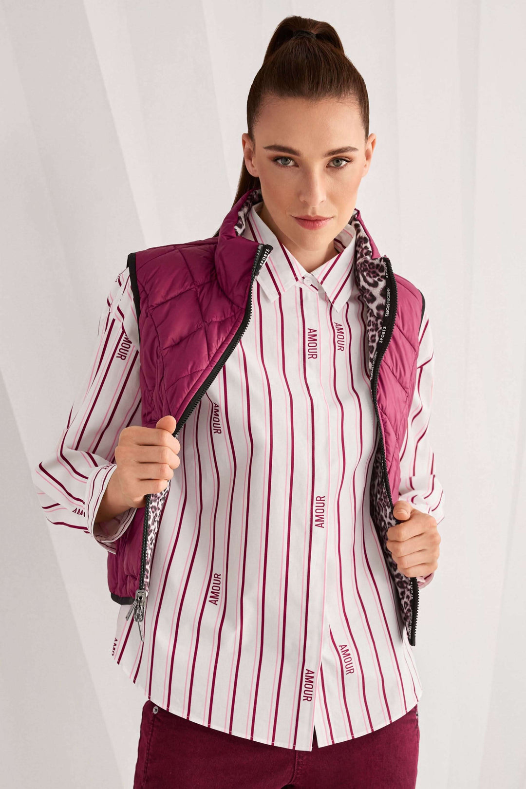 Chemise rayée en coton biologique avec rayures modernes et inscription « Rethink Together », manches longues et coupe droite.