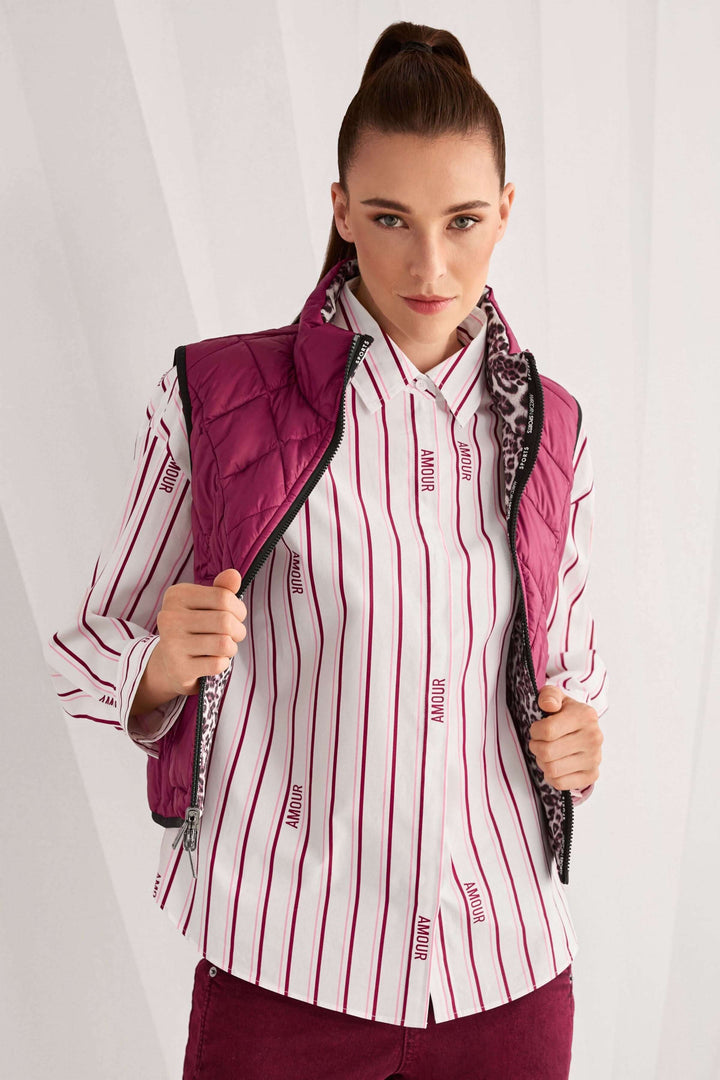 Chemise rayée en coton biologique avec rayures modernes et inscription « Rethink Together », manches longues et coupe droite.