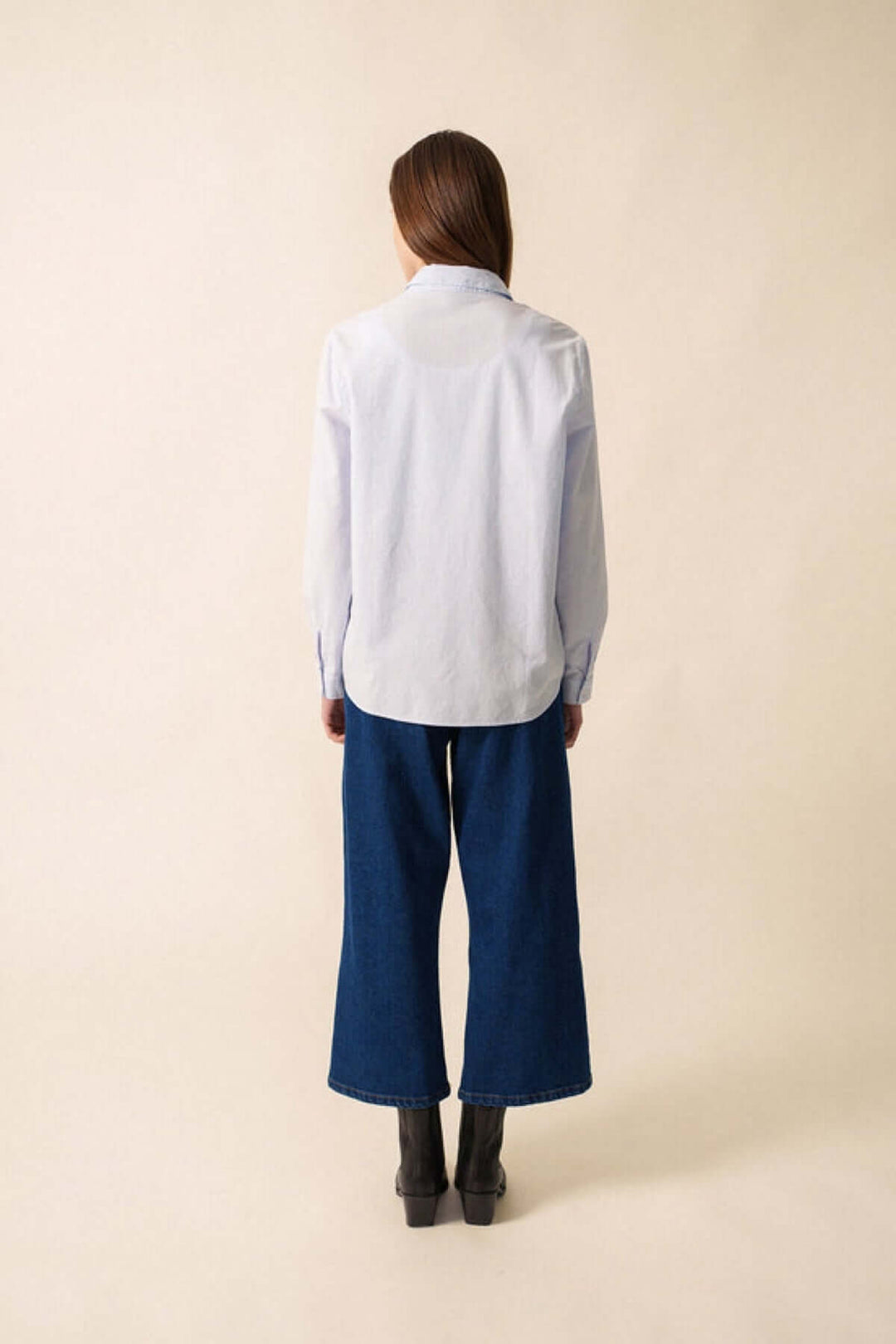 Vue arrière de la Chemise rayée LENA en coton portée avec un jean, élégante et décontractée pour toutes les occasions.