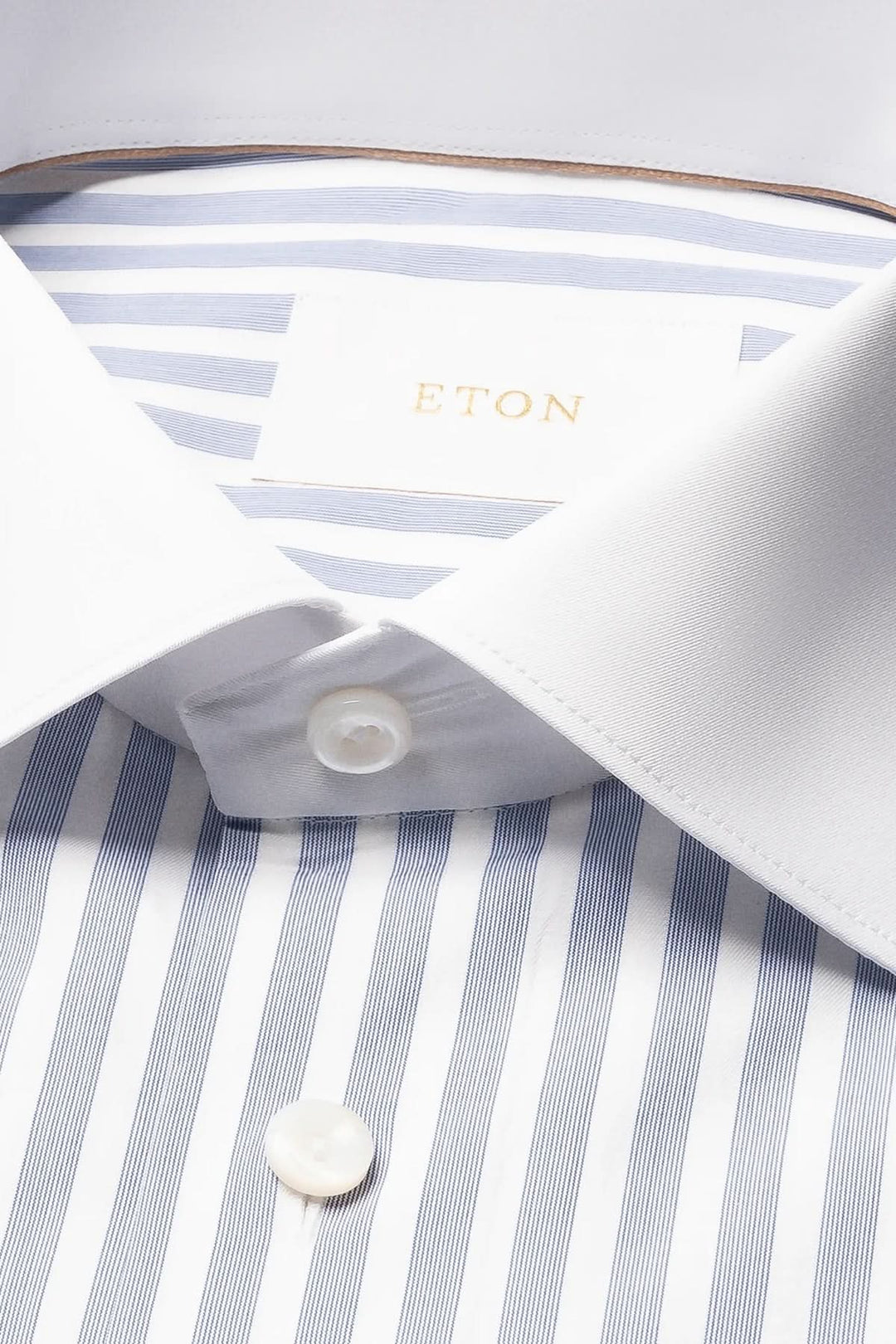 Chemise à rayures Bengal à col blanc, coupe élégante et col contrastant, produit de mode pour un look professionnel raffiné.