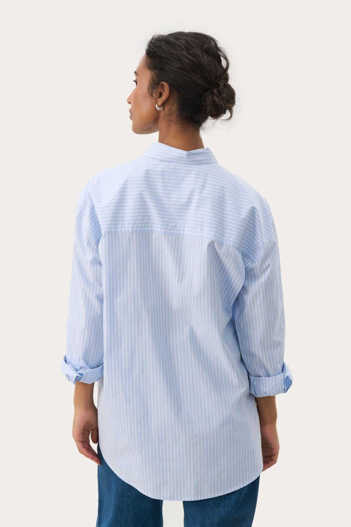 Chemise à rayures fines Savanna vue de dos, style décontracté, poignets contrastants.